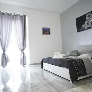 https://central-luxury-apartment.catania-hotels.net